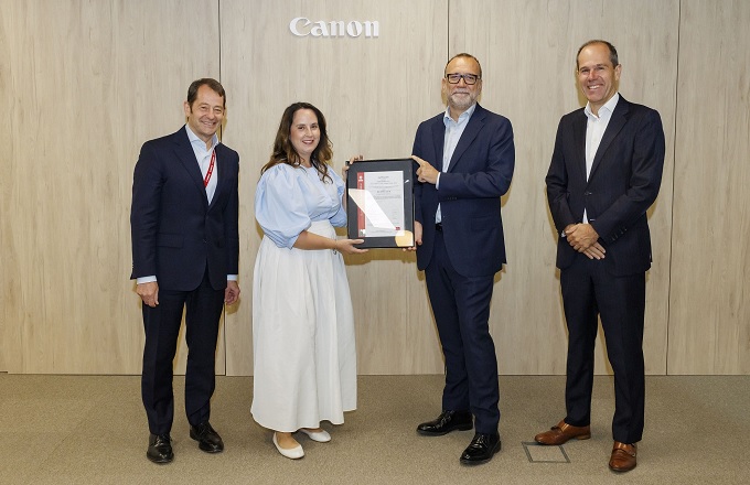 Desde la izquierda, Philippe Marxuach, director de RRHH de Canon España y Portugal, Míriam Fuentes Pardo, responsable de seguridad y salud de Canon, Javier Castells, manager zona centro de Bureau Veritas España, y Javier Tabernero, presidente y CEO de Canon España y Portugal.