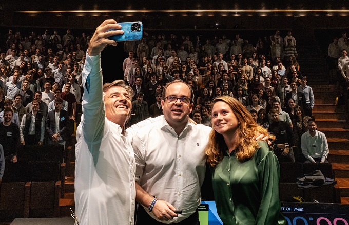 Federico Linares (izda.), presidente de EY, José Luis Risco, socio responsable de talento, y Lucía Jaquotot, directora de talento