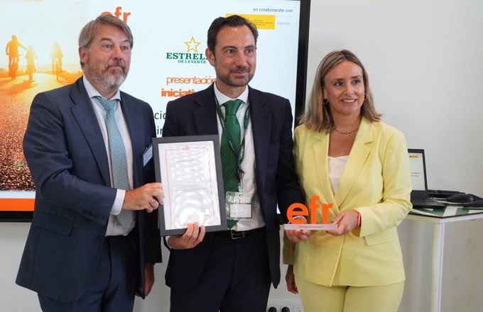 Acto de entrega de la certificación de empresa familiarmente responsable a Estrella de Levante
