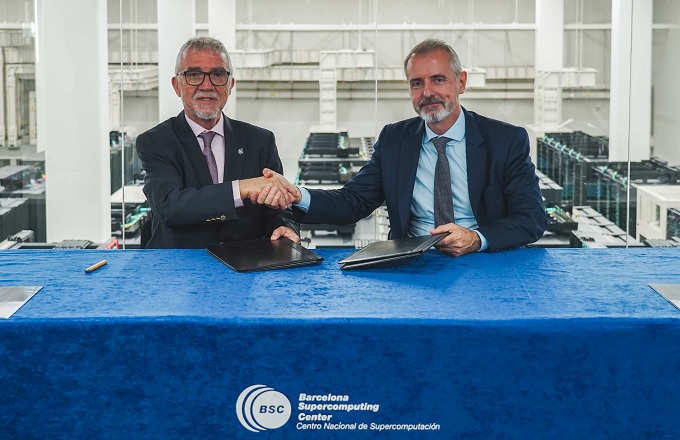 Mateo Valero, director de Barcelona Supercomputing Center, y Marc Murtra, presidente de Indra, durante la firma del acuerdo