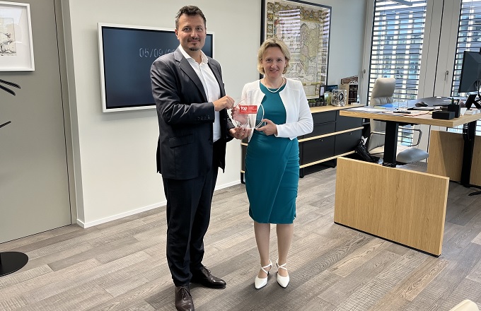 Tünde Tóth, directora de Recursos Humanos de Grupo MET, y Benjamin Lakatos, presidente y CEO de la compañía