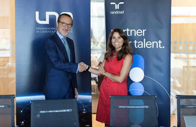 Ana Requena, CEO de Randstad España, y Francisco Aranda, presidente de UNO Logística, durante la firma del acuerdo