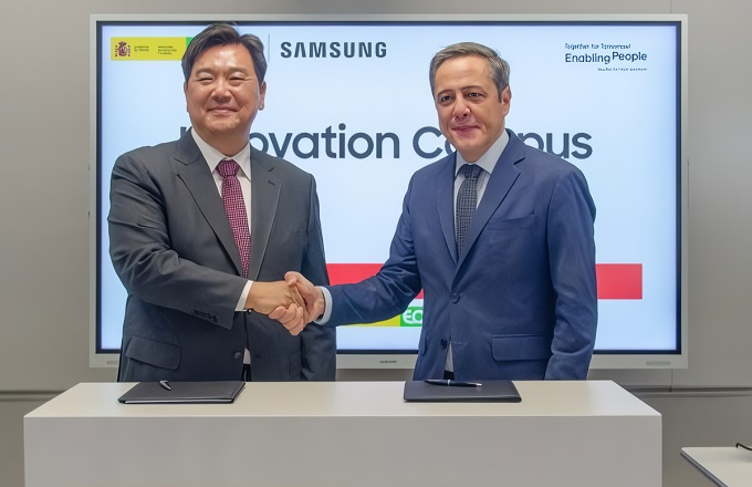 Jaehoon Kim, presidente de Samsung Electronics Iberia, y José Bayón, director general de EOI, durante la firma del acuerdo