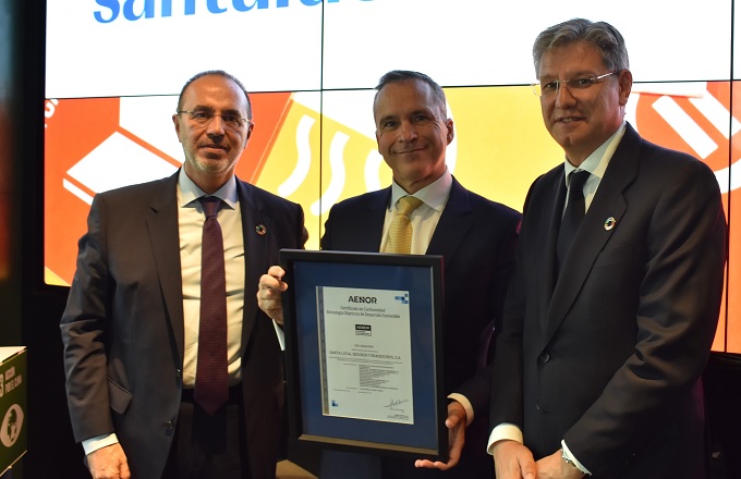 Desde la izquierda: Andrés Romero, consejero director general de Santalucía, Rafael García Meiro, consejero delegado de Aenor, y Fernando Moreno, director general de supervisión y gestión de riesgos del grupo Santalucía y presidente del comité de sostenibilidad.
