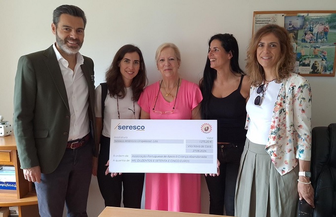 Acto de entrega de la donación a la Associação de Apoio à Criança Abandonada, en Portugal