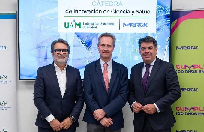 Desde la izquierda: Manuel Zafra, presidente de Merck en España, Jesús García-Foncillas, catedrático de oncología de la UAM y director del departamento de Oncología del Hospital Universitario Fundación Jiménez Díaz, y Fidel Rodriguez Batalla, director general de la FUAM.