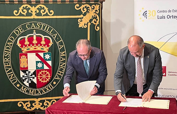 Juan Alfonso Ruiz Molina, consejero de administraciones públicas y transformación digital del Gobierno de Castilla-La Mancha, y Julián Garde, rector de la UCLM, durante la firma del convenio