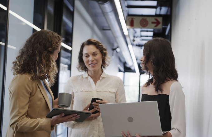 Seis de cada diez empresas en España han adoptado el trabajo 100 % presencial