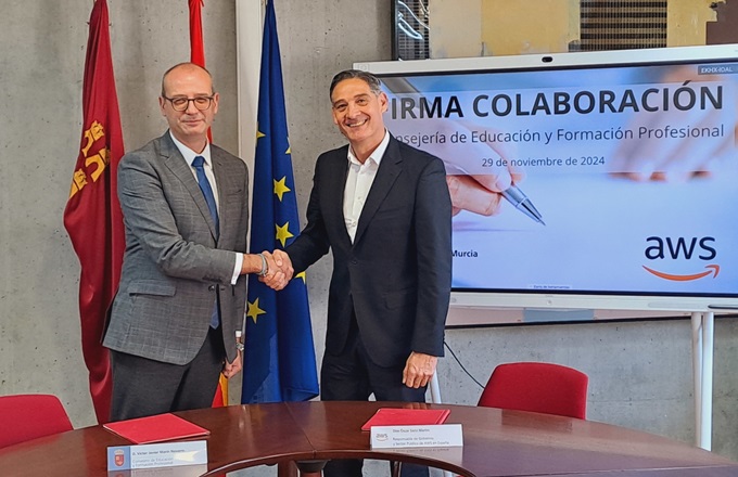 Víctor Marín, consejero de educación y formación profesional del Gobierno de la Región de Murcia, y Óscar Sanz, director de gobierno en sector publico de AWS España, durante la firma del acuerdo.