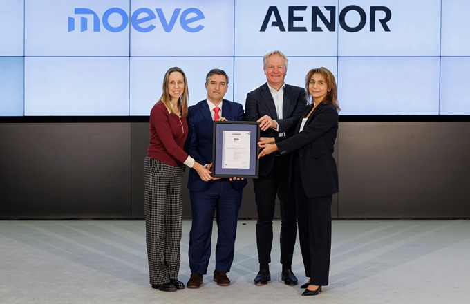 Nicolás Henríquez, director de desarrollo de negocio de Aenor, entrega el certificado a Maarten Wetselaar, CEO de Moeve, y a Bettina Karsch, directora de Recursos Humanos.