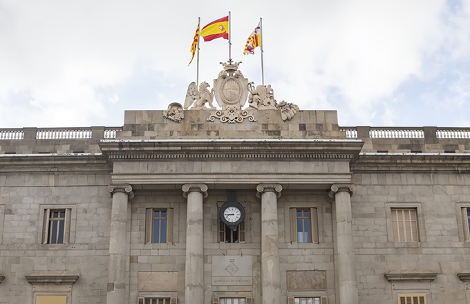 Un juzgado obliga al Ayuntamiento de Barcelona a pagar el permiso por cuidado de hijos a un trabajador municipal