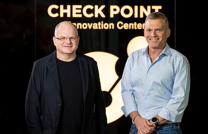 Nadav Zafrir (dcha.), nuevo CEO de Check Point Software, acompañado por Gil Shwed, nuevo presidente ejecutivo