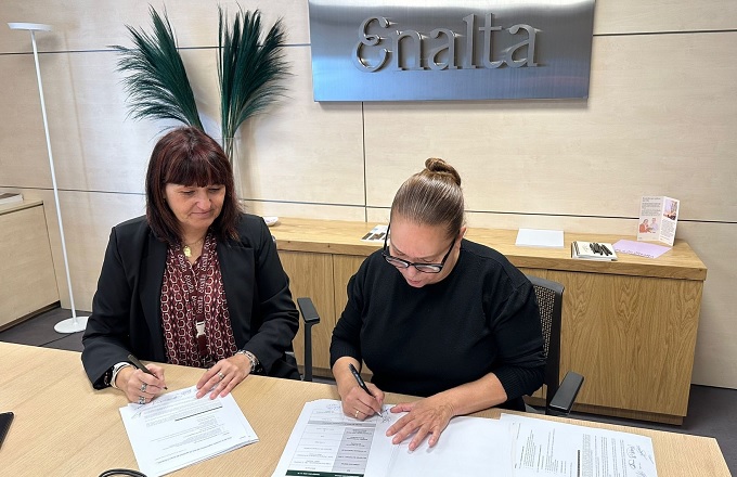 Montserrat Guijar (izda.), directora de personas y sostenibilidad de Enalta, durante la firma con los sindicatos del plan de igualdad