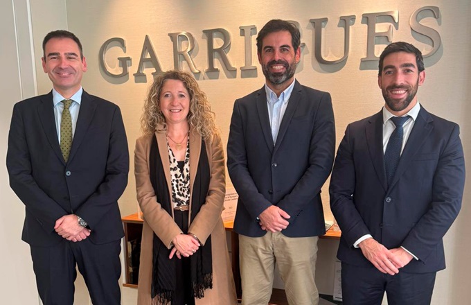 Desde la izquierda: Nicolás Santos, socio de Garrigues, Isolina Raña, agripooler y embajadora de Acodea, Manuel Nogales, director ejecutivo de Acodea, y Simón Beceiro, asociado sénior de Garrigues.