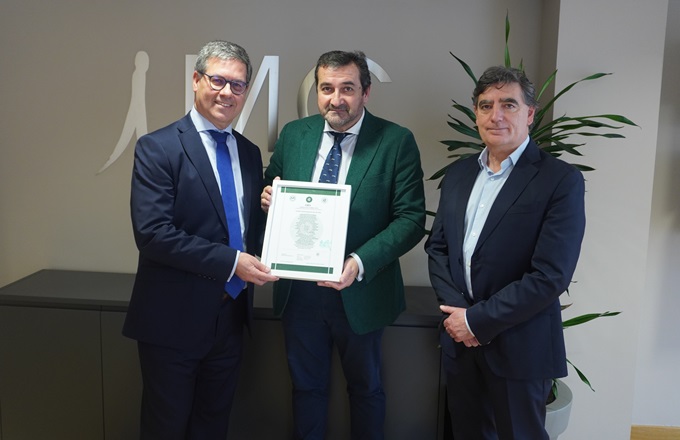 De izquierda a derecha: Josep M.ª Fusté, director general adjunto de MC Mutual, Antonio Montaño, presidente del Consejo Internacional de Edificación Sostenible (CIES), y Javier Iruela, jefe del departamento de Obras y Locales de  MC Mutual.