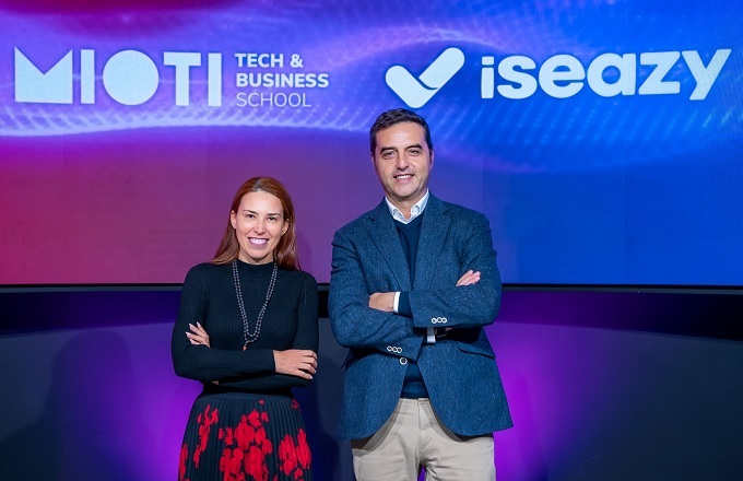 Fabiola Pérez, CEO y cofundadora de MIOTI, y Miguel Valverde, CEO de isEazy
