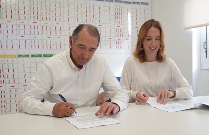 Elena de las Heras, directora ejecutiva de Market Access de MSD en España, y Albert Salazar, gerente del Hospital Universitari Vall d´Hebron, durante la firma del acuerdo.