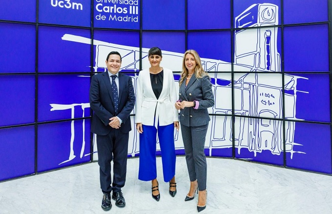 De izquierda a derecha: Gabriel López Serrano, director de asuntos regulatorios de Microsoft Ibérica, María González Veracruz, secretaria de Estado de Digitalización e Inteligencia Artificial, y Teresa Rodríguez de las Heras Ballell, catedrática de derecho mercantil de la UC3M y directora de la Cátedra de Investigación UC3M-Microsoft.