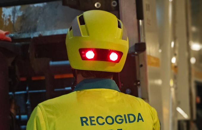 El Ayuntamiento de Madrid prueba cascos inteligentes en los operarios de recogida de residuos para mejorar su seguridad laboral