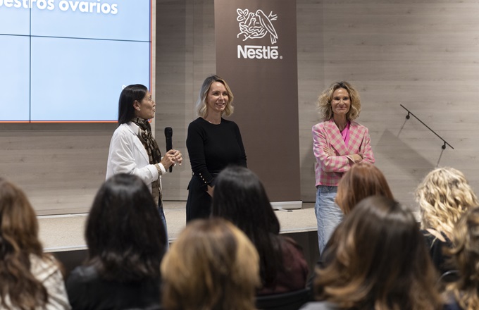 De izquierda a derecha, Thaïs Giménez, responsable del servicio médico de Nestlé, Delia Martínez, directora de RRHH de Nestlé, y Marimer Pérez, ginecóloga y obstetra, durante la primera sesión informativa sobre la menopausia organizada por Nestlé.