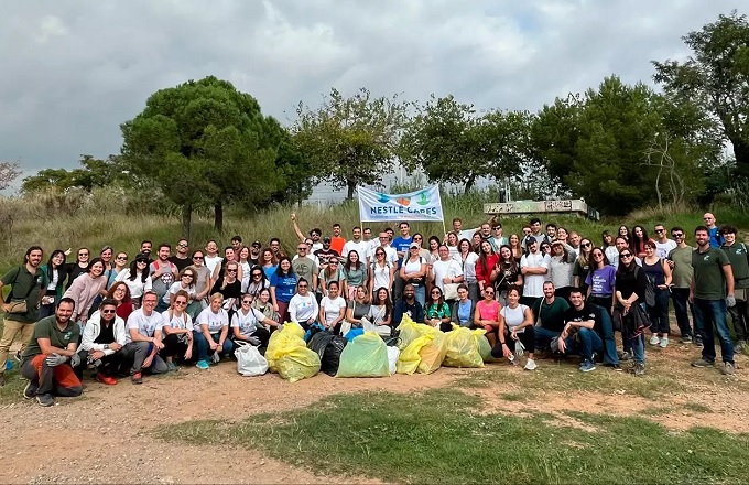Voluntarios de Nestlé limpian de basuraleza los alrededores de sus centros de trabajo