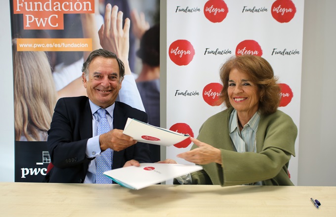 Ana Botella, presidenta ejecutiva de Fundación Integra, y Santiago Barrenechea, presidente de la Fundación PwC, durante la firma del acuerdo