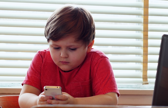 Ocho de cada diez padres en España dejan a sus hijos los dispositivos de teletrabajo