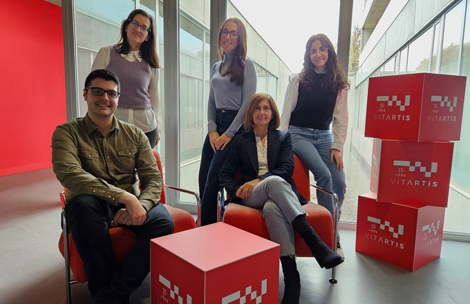En primer plano, Cristina Ramírez, directora de Vitartis, y Alejandro Pedrosa, CEO de Jobfie. Detrás, Beatriz Gutiérrez (izda.), Sonia González y Elsa Álvarez, del equipo de gestión de Vitartis.