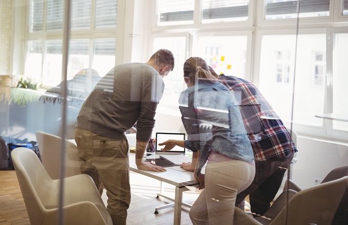 Profesionales trabajando en una oficina