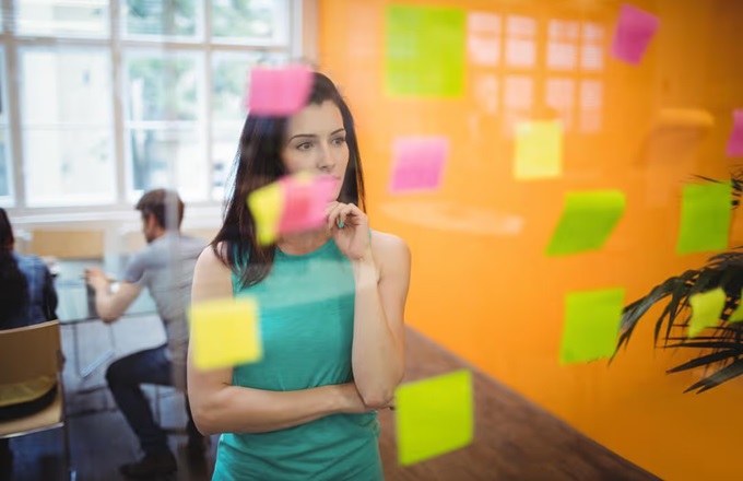 Profesional en una empresa planificando estrategia