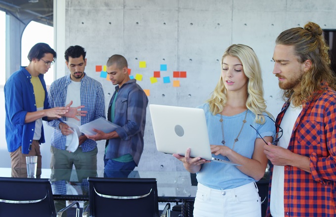 Representación de una startup con gente trabajando
