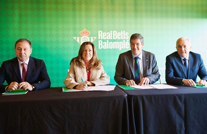 María del Carmen Castillo, consejera de desarrollo educativo y formación profesional de la Junta de Andalucía, y Ramón Alarcón, CEO del Real Betis Balompié, junto a Ricardo Sánchez, delegado del Gobierno de la Junta en Sevilla, y Rafael Gordillo, exfutbolista verdiblanco y directivo del Betis, durante la firma del acuerdo. 