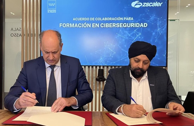 Miguel López-Valverde, consejero de digitalización de la Comunidad de Madrid, y Prameet Chhabra, vicepresidente de Zscaler Academy, durante la firma del protocolo de colaboración.