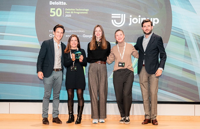 Elena Peyró, CEO de Joinup, durante la entrega del reconocimiento