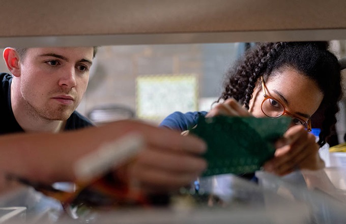 Jóvenes durante prácticas de formación profesional ©Junta de Andalucía