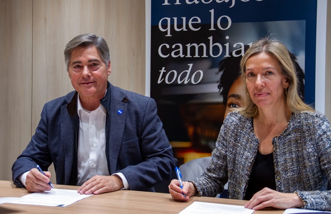 Núria Danés Jofre, directora del área de Inclusión Social de la Fundación "la Caixa", y Javier Marzá, chief diversity officer de GLS Spain, durante la firma del acuerdo.