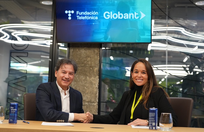 Silvia Matia Deprit, people director de Globant Europa, y Luis Prendes, director general de Fundación Telefónica