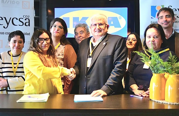 Mónica Martín, directora en funciones de IKEA Murcia, y Javier Ruiz de la Torre, presidente de Feycsa.