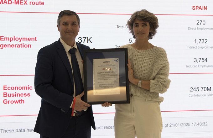 Teresa Parejo, directora de sostenibilidad de Iberia, y Nicolás Henríquez, director de desarrollo de negocio de Aenor, muestran la declaración de verificación de la metodología de la calculadora.