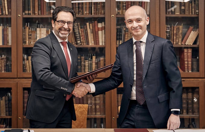 Joan Guàrdia (izda.), rector de la Universidad de Barcelona, y Óscar García Maceiras, consejero delegado de Inditex.