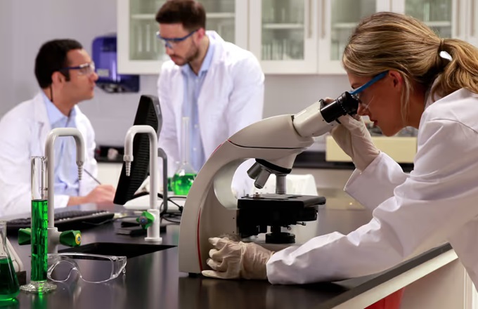 Profesionales trabajando en un laboratorio