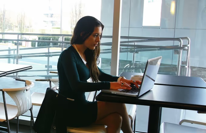 Profesional utilizando un portátil