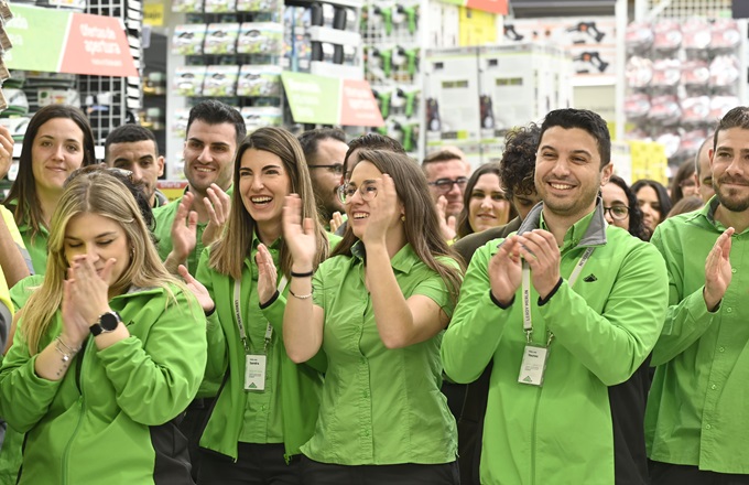 Leroy Merlin acuerda mejoras en conciliación y jornada laboral para más de 18.000 empleados en España