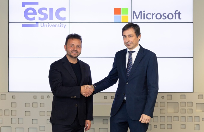 Eduardo Gómez Martín, presidente de ESIC University, y Paco Salcedo, presidente de Microsoft España.