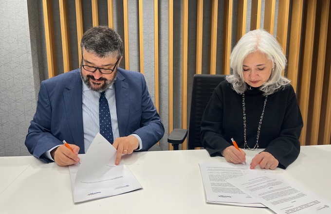 María Eugenia Coronado, directora general de Fundación Naturgy, y Luis García Domínguez, presidente de FPEmpresa, durante la firma del acuerdo