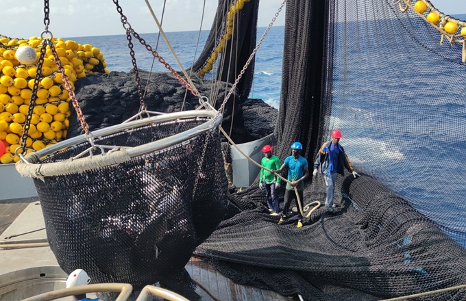 Actividad a bordo de un buque de la flota atunera española ©OPAGAC