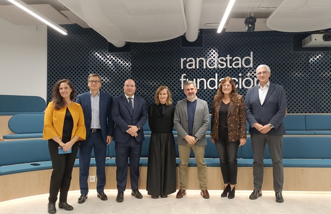 Firma del acuerdo de la Agencia para el Empleo de Madrid (AE) con la Fundación Randstad y Serveo