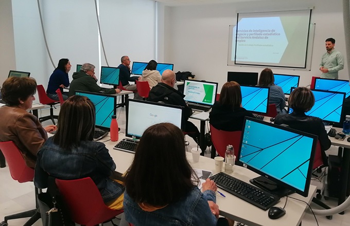 Técnicos de empleo se forman en la nueva herramienta de perfilado estadístico. ©SAE