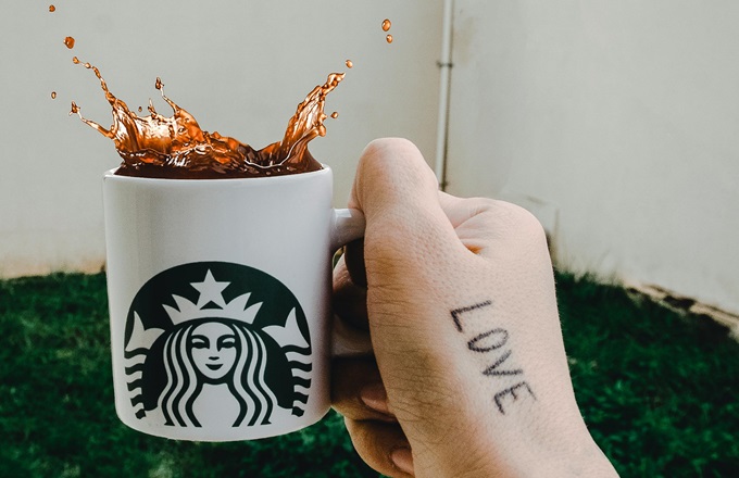 Estiman el recurso del supervisor de un Starbucks que fue despedido por uso indebido del descuento de empleado