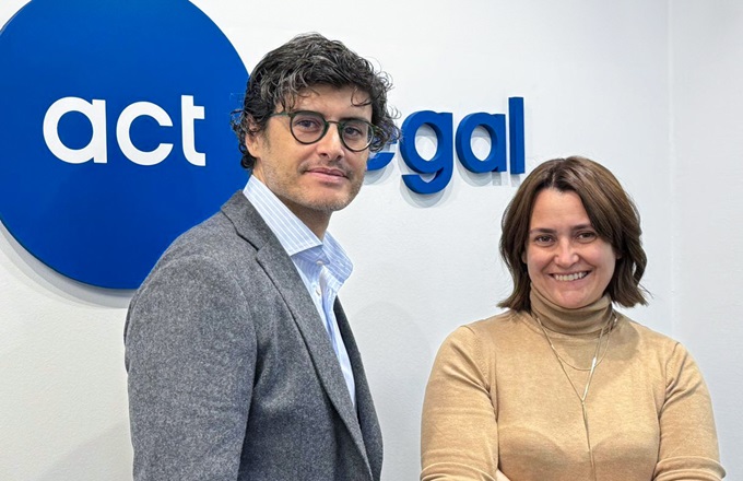 Imagen de Alberto Senante y Cristina de Santiago, socia directora de Act legal Spain